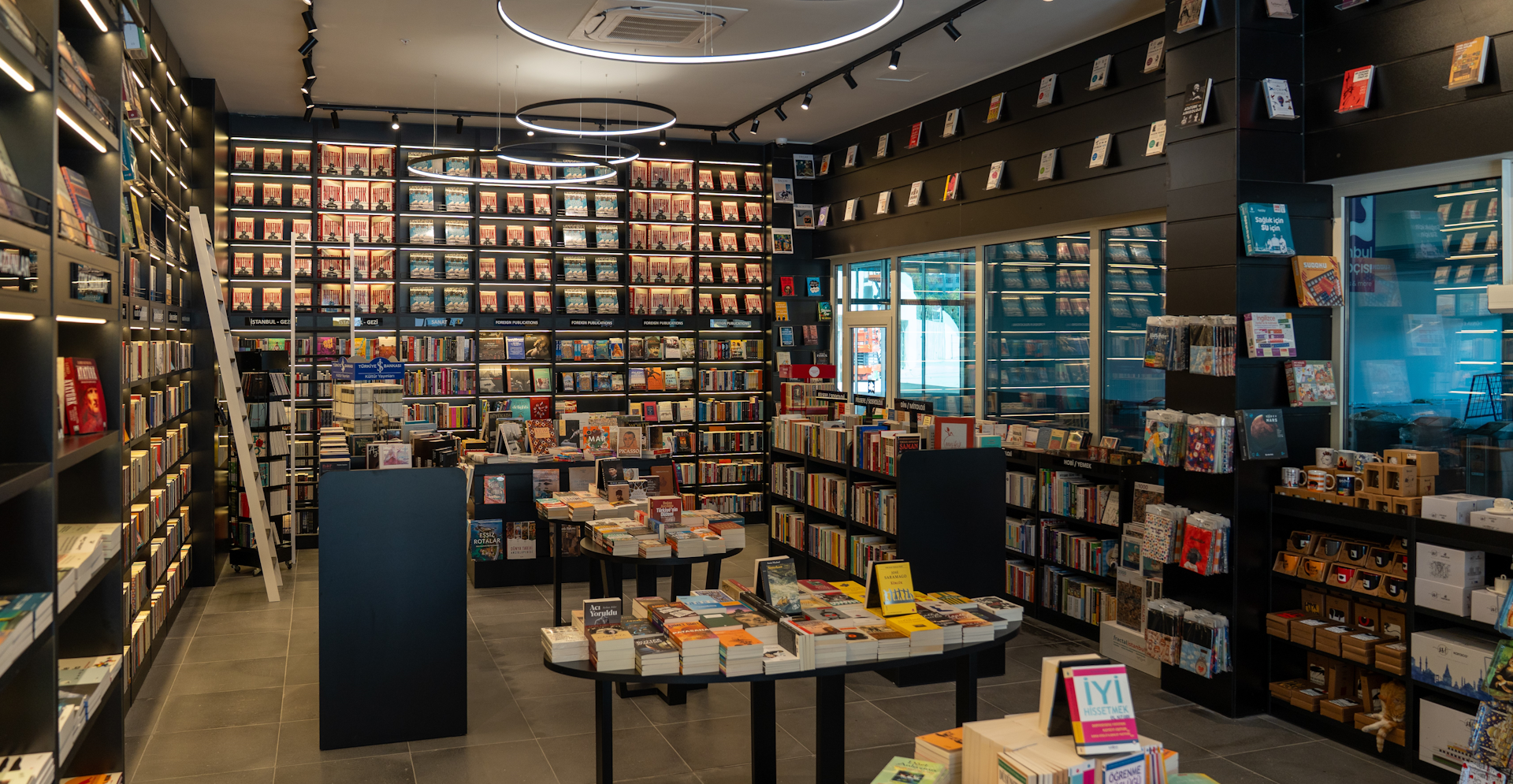 Kabataş Transfer Merkezi’nde İstanbul Kitapçısı: Şehrin Ritmine Kültürel Bir Durak