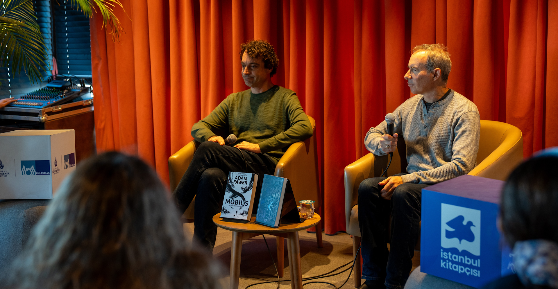 Özgür Mumcu & Adam Fawer İstanbul Kitapçısı’nda okurlarla bir araya geldi